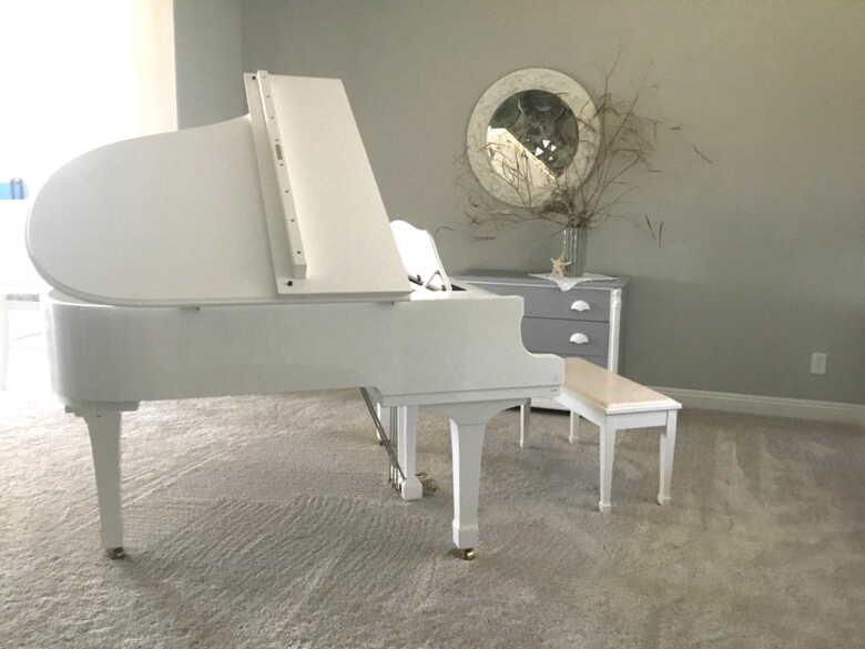  Glossy White C2 Yamaha Baby Grand 