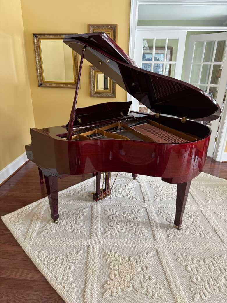 Petite Baby Grand piano & bench w/high gloss mahogany finish