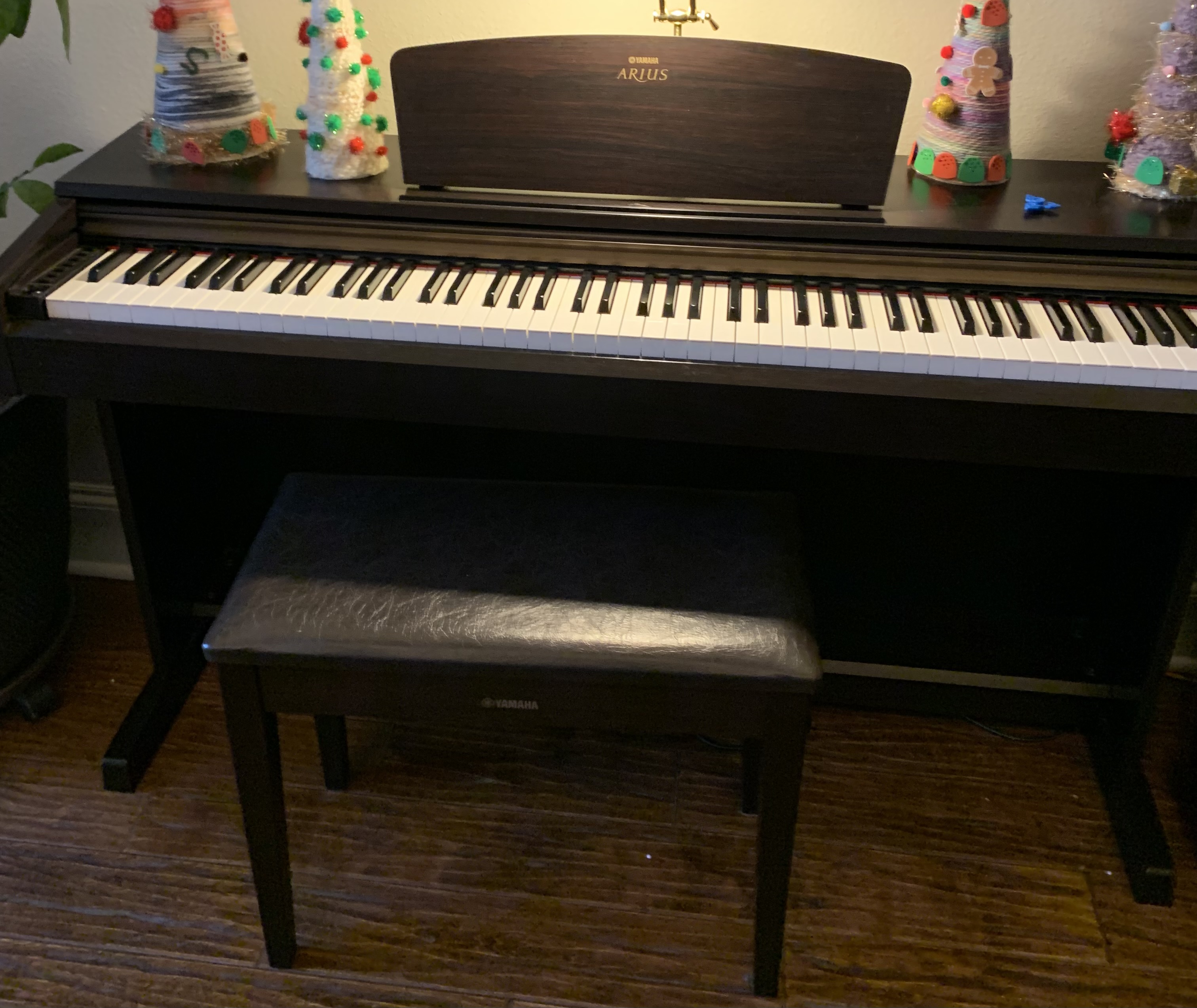 Yamaha Arius YDP-161 Digital Piano. Weighted keys