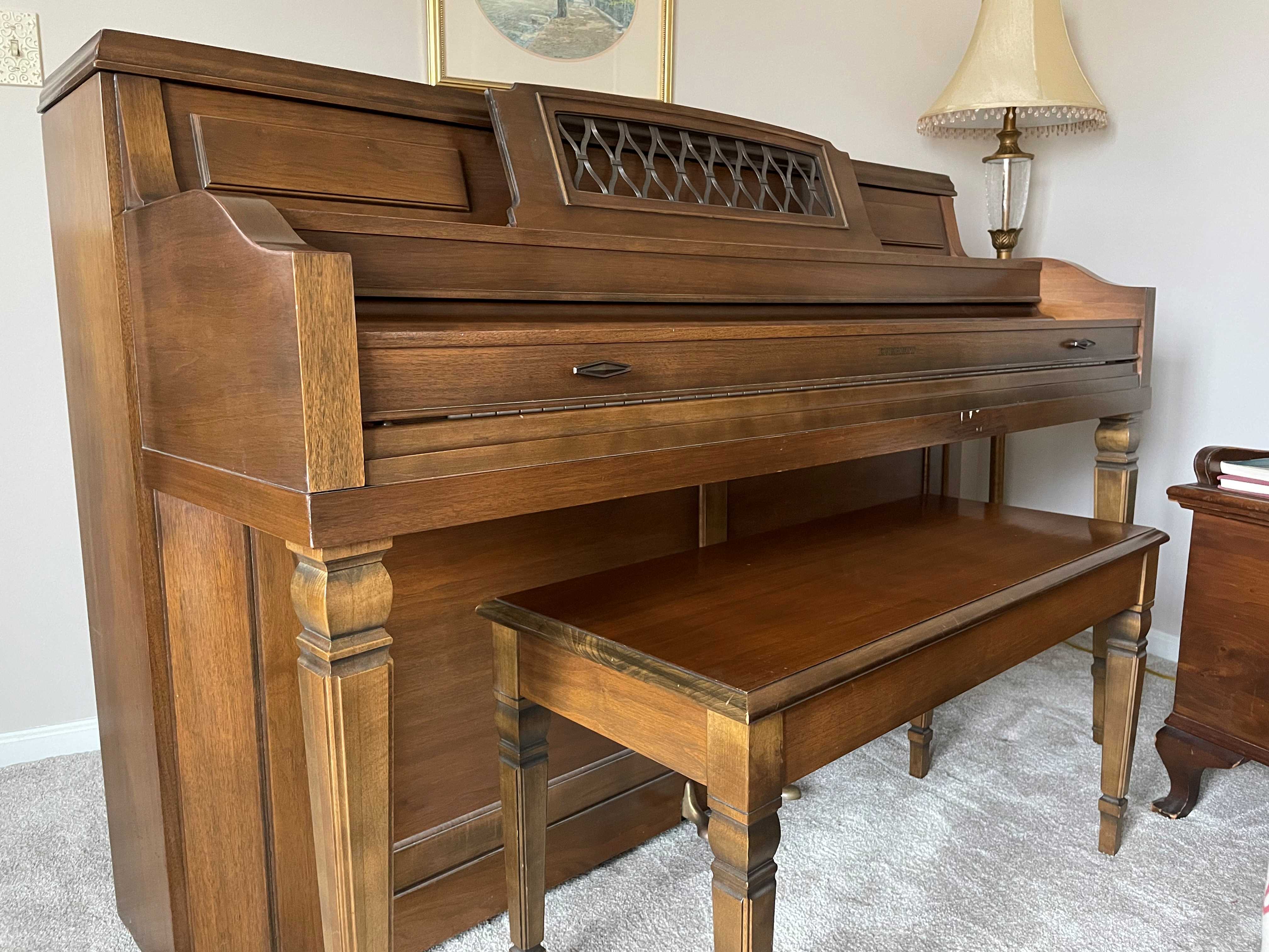 Everett Console Piano