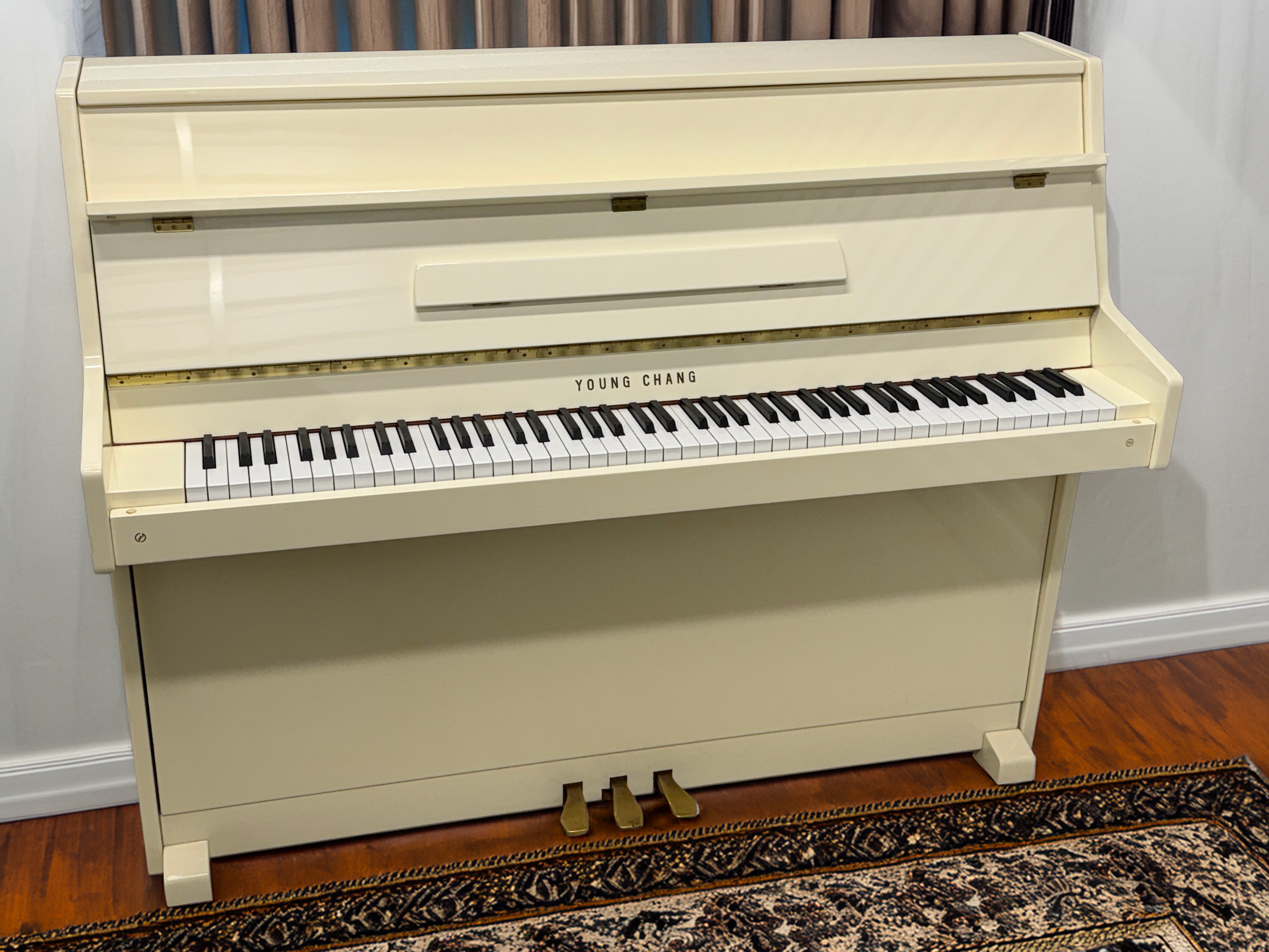 Young Chang E-101 Upright Piano