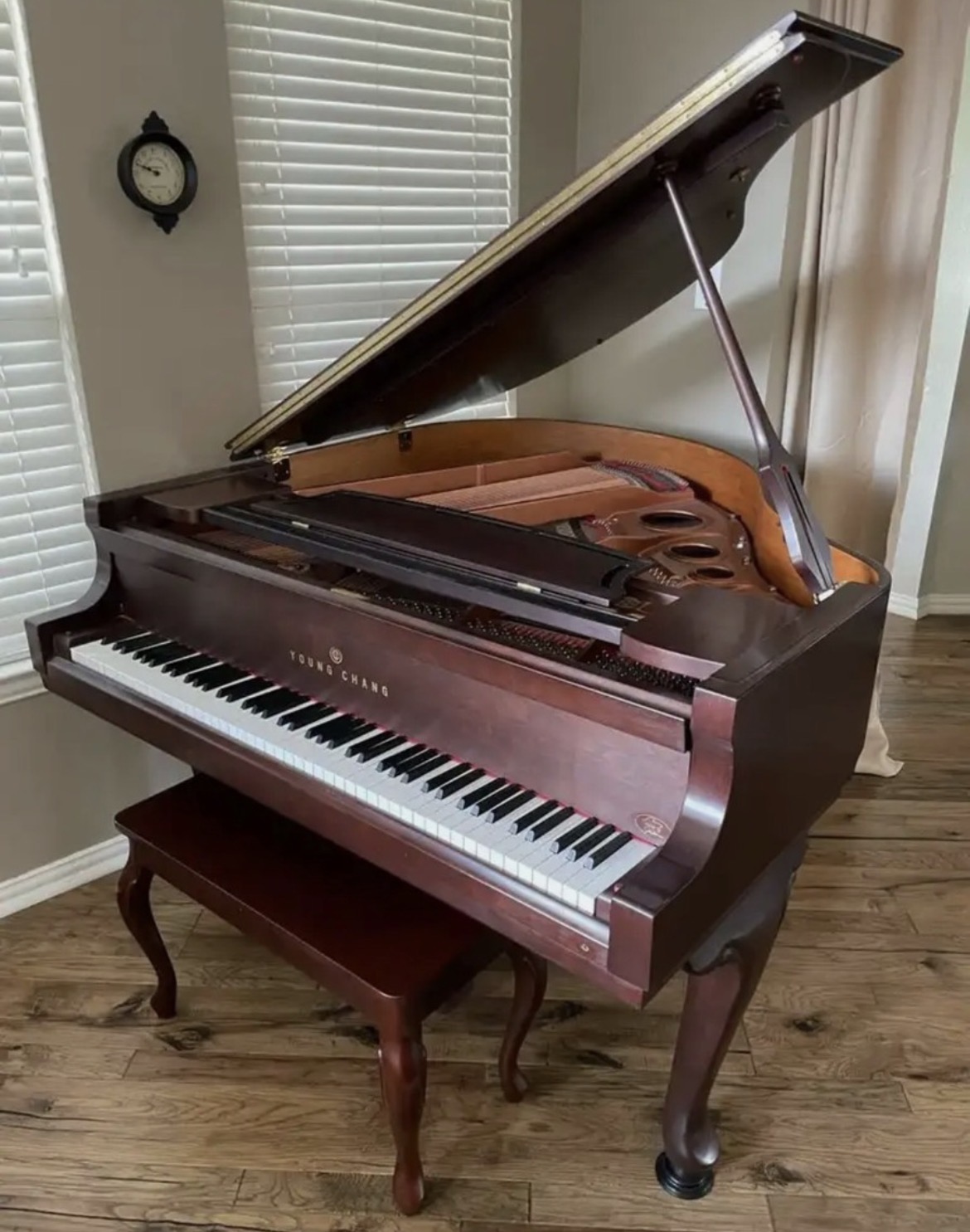 Young Chang Baby Grand Piano – Brown Mahogany 
