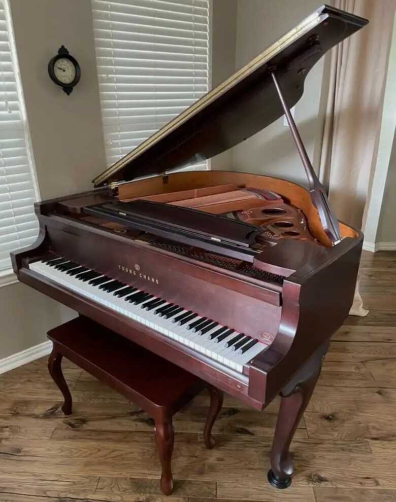 Young Chang Baby Grand Piano – Brown Mahogany 
