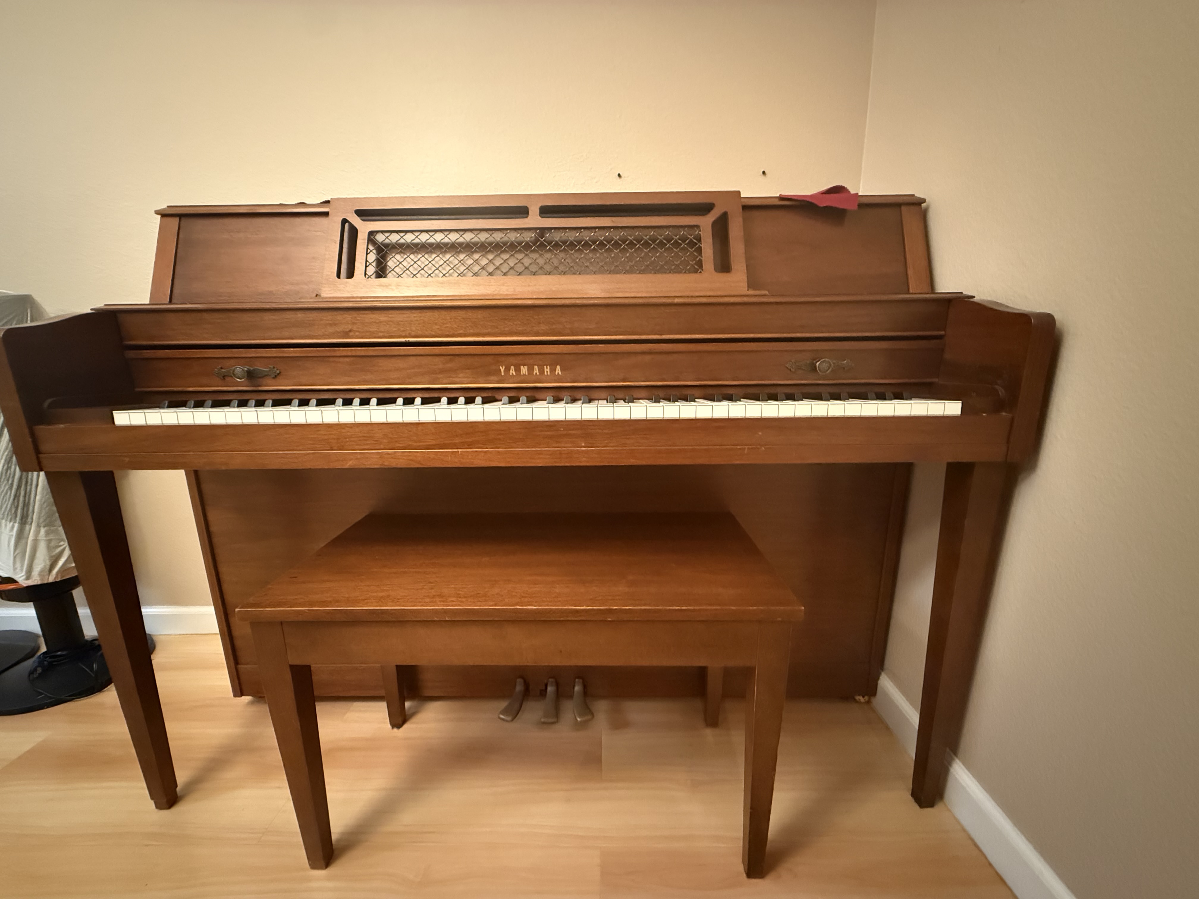 YAMAHA UPRIGHT PIANO