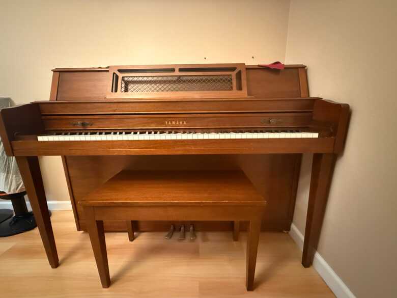 YAMAHA UPRIGHT PIANO