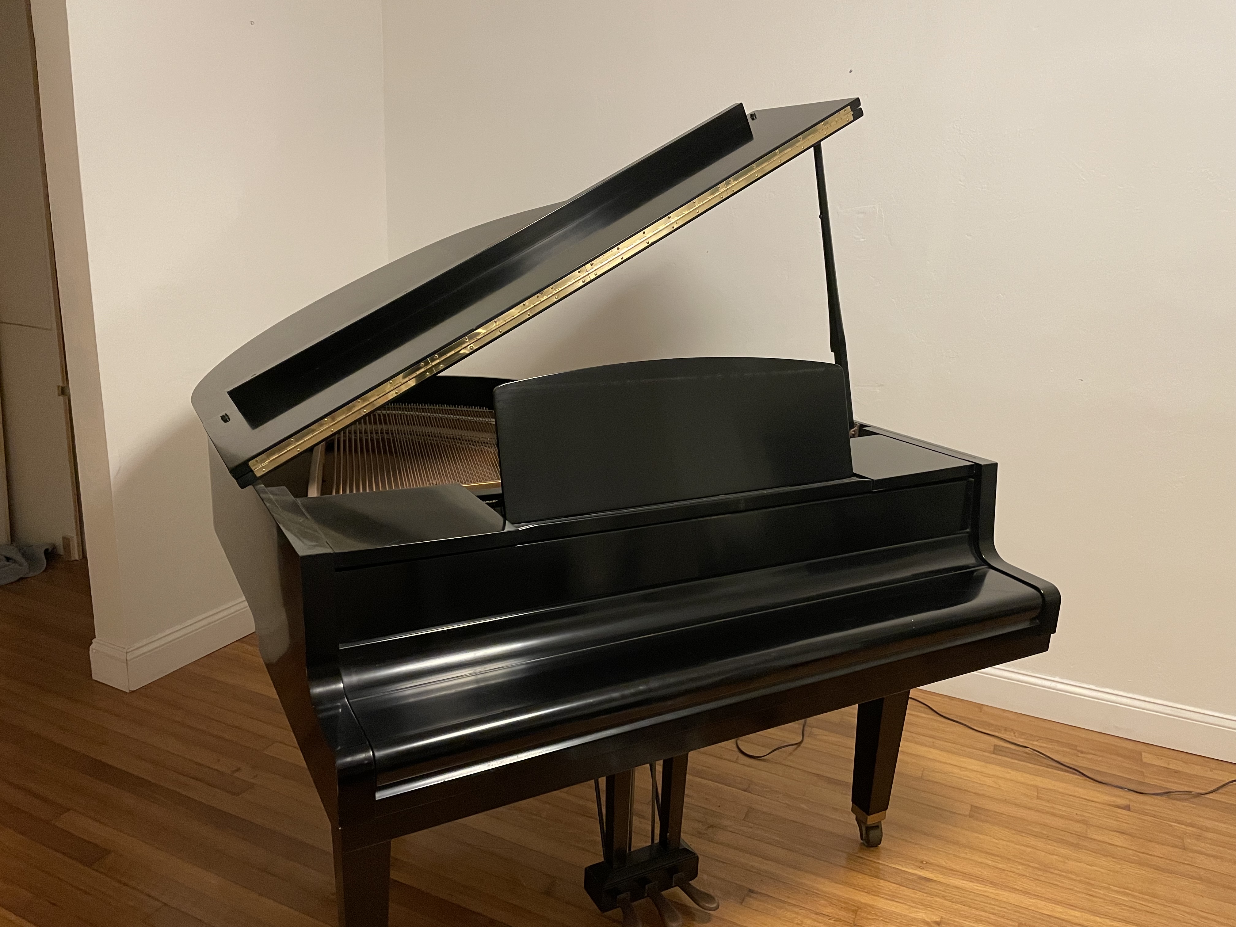 Yamaha Baby Grand G1. Manufactured in Japan