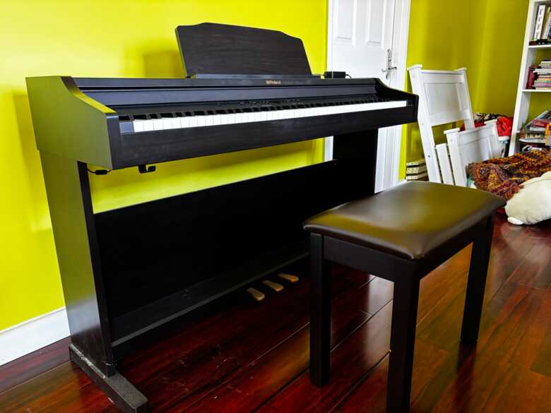 Roland RP5O1R Digital Piano