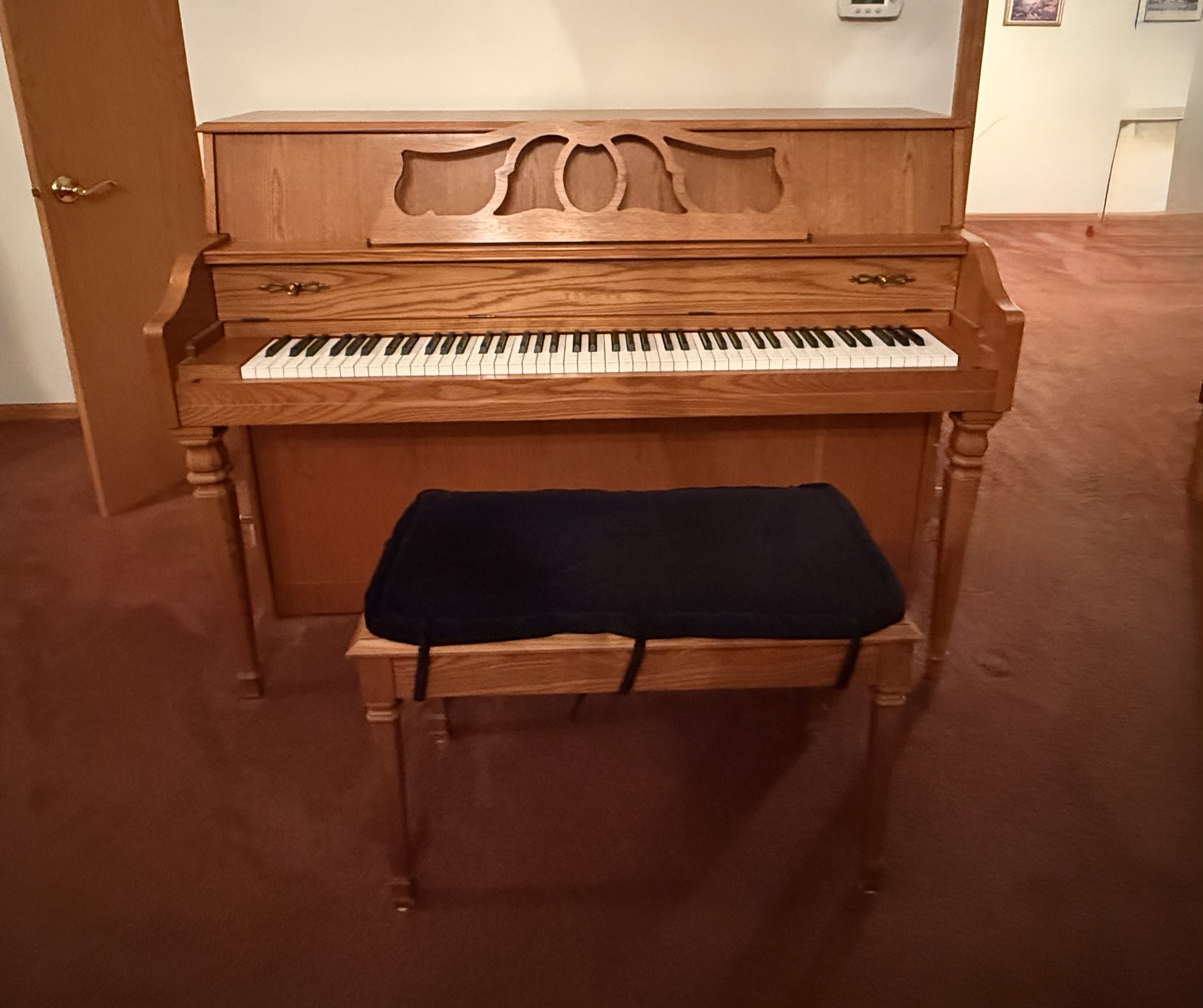 Yamaha Oak Upright Piano w/Bench