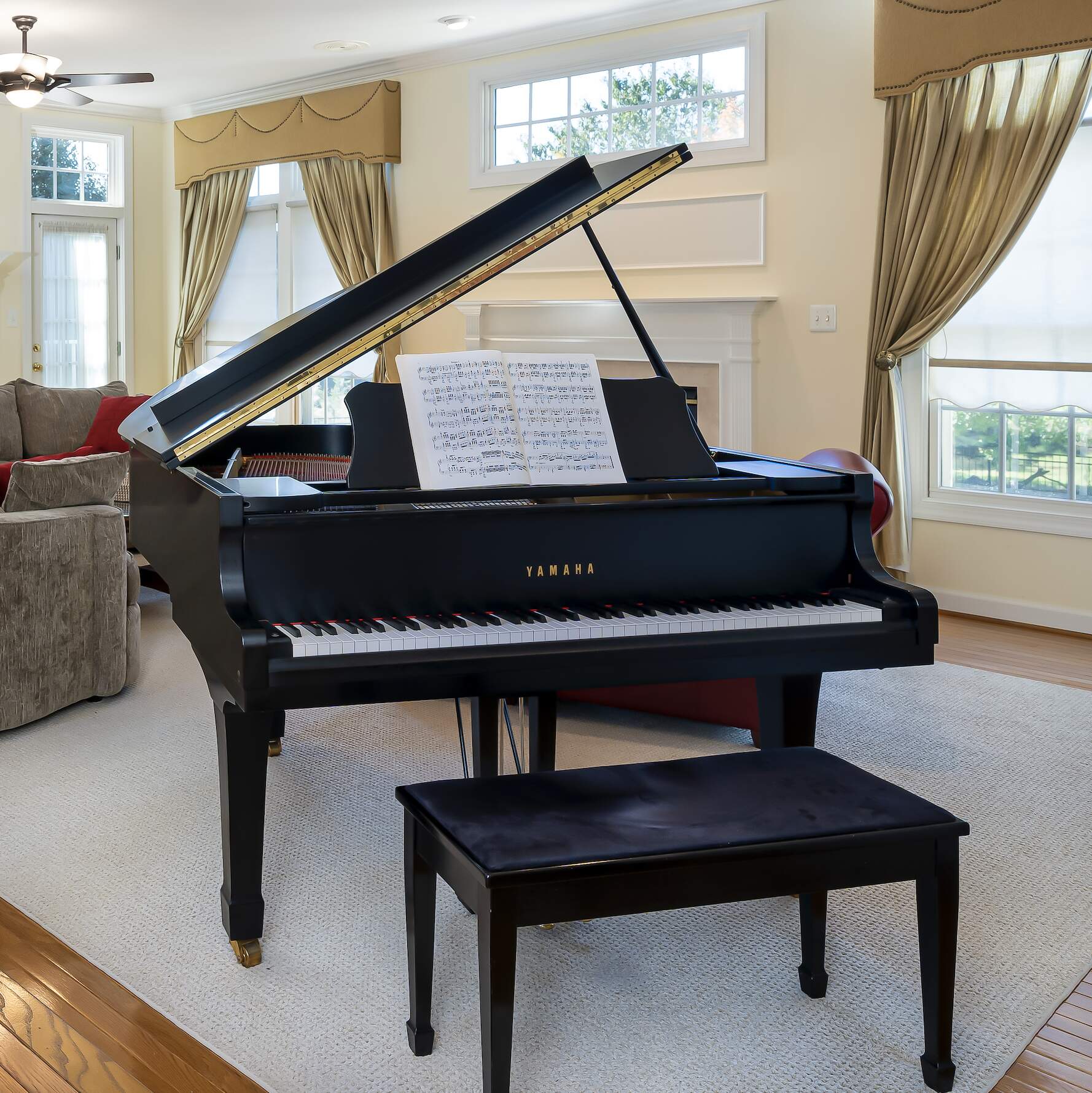Beautiful Yamaha G1 Baby Grand