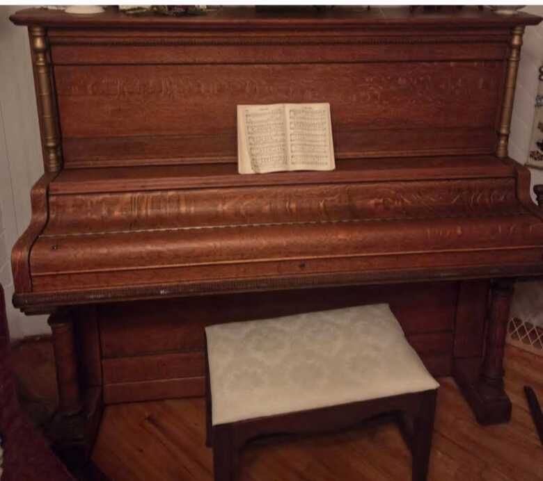 Kingsbury antique oak upright piano