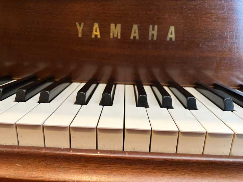 Yamaha baby grand . Walnut satin finish 