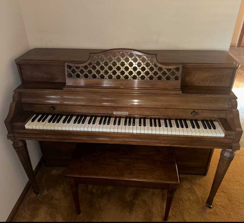 Vintage 1976 Baldwin French Provincial Acrosonic 