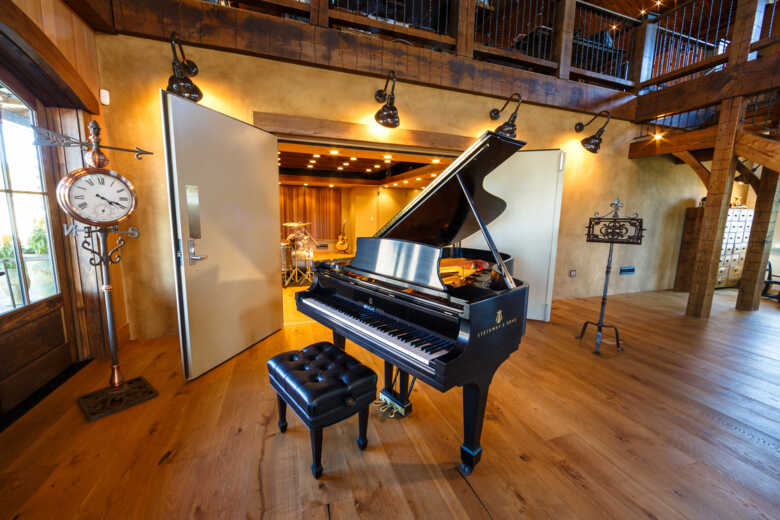 Steinway & Sons Model B (2015) – Like New, 6’11” Concert Gra