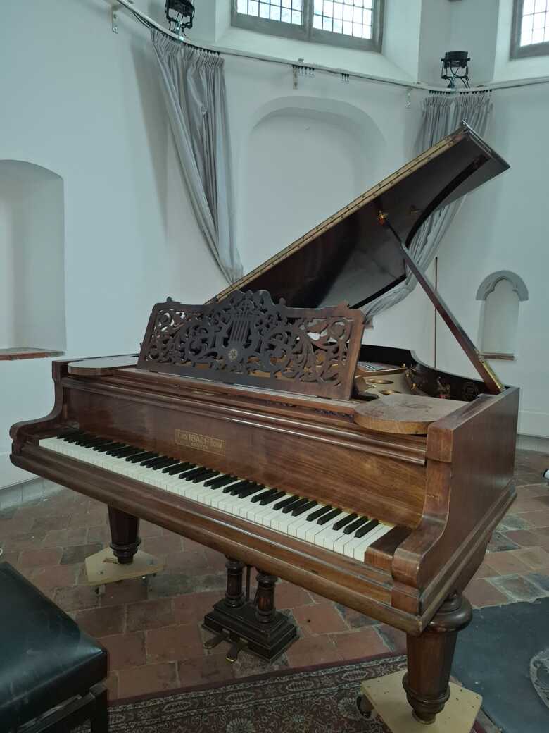 Technisch zeer goede en mooie antieke vleugel