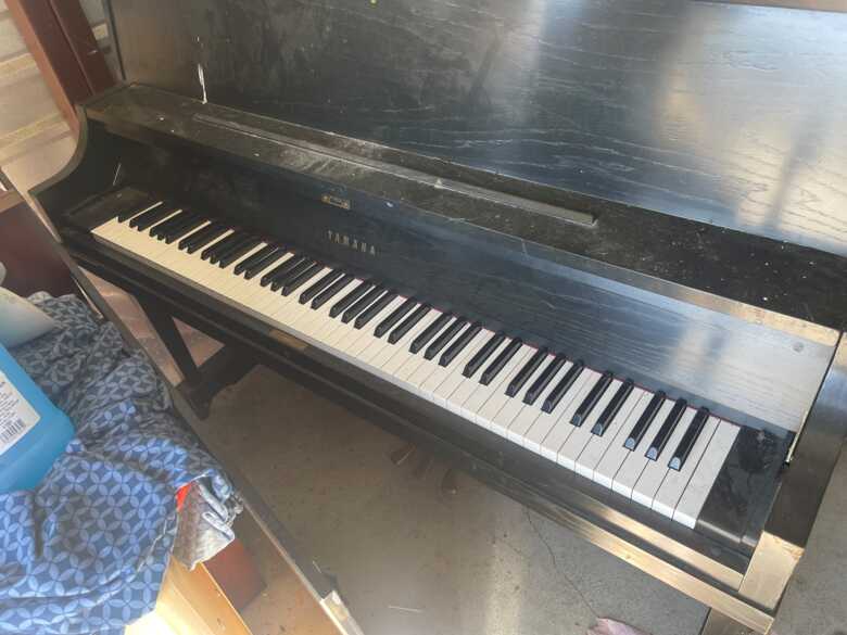 P22 Piano with bench