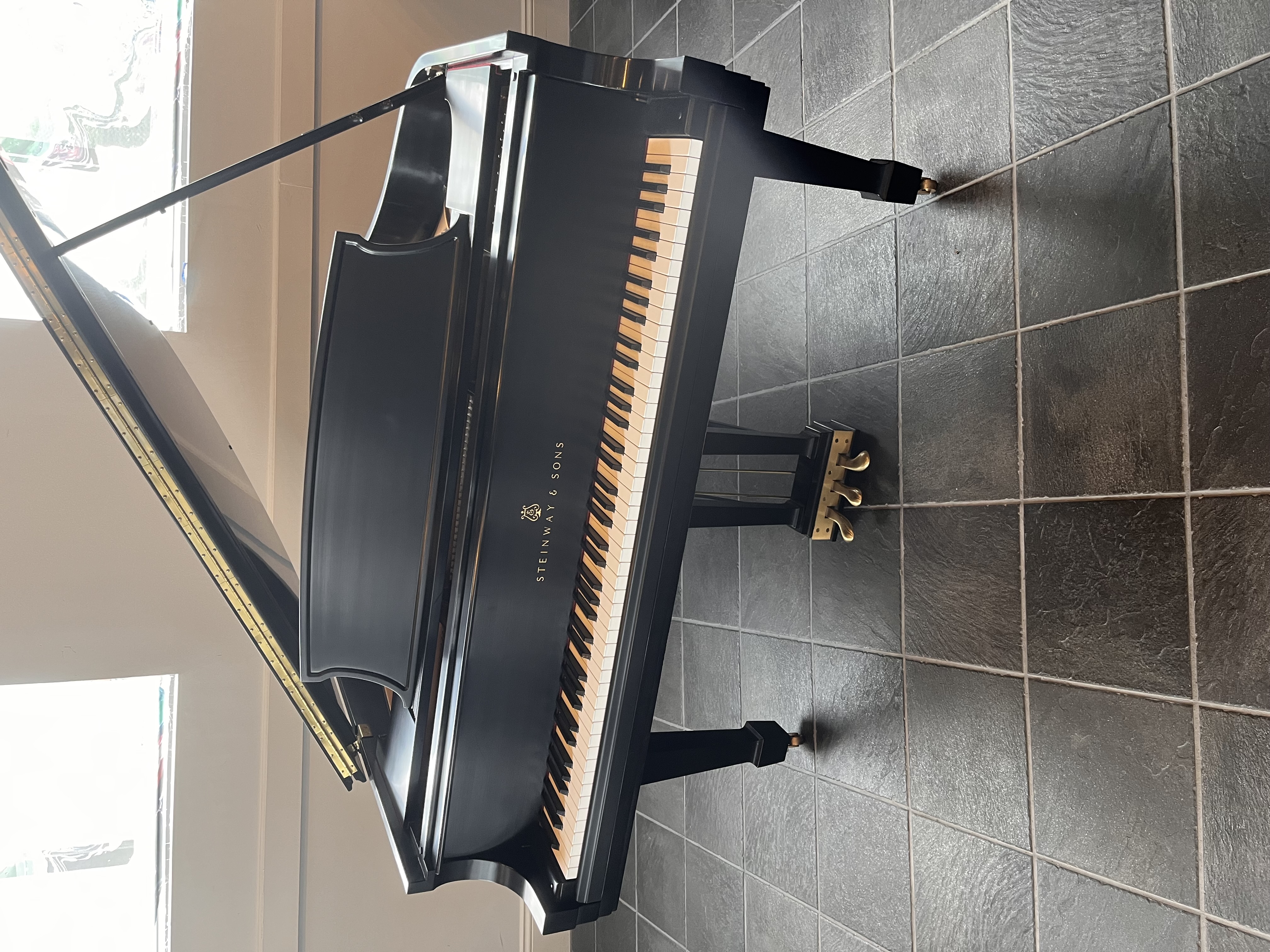 Steinway & Sons Model M Grand Piano – Ebony Satin – Excellen