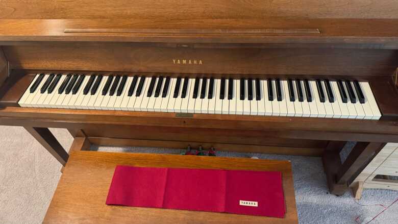 Beautiful Yamaha P202 Walnut Studio Piano - Includes Bench