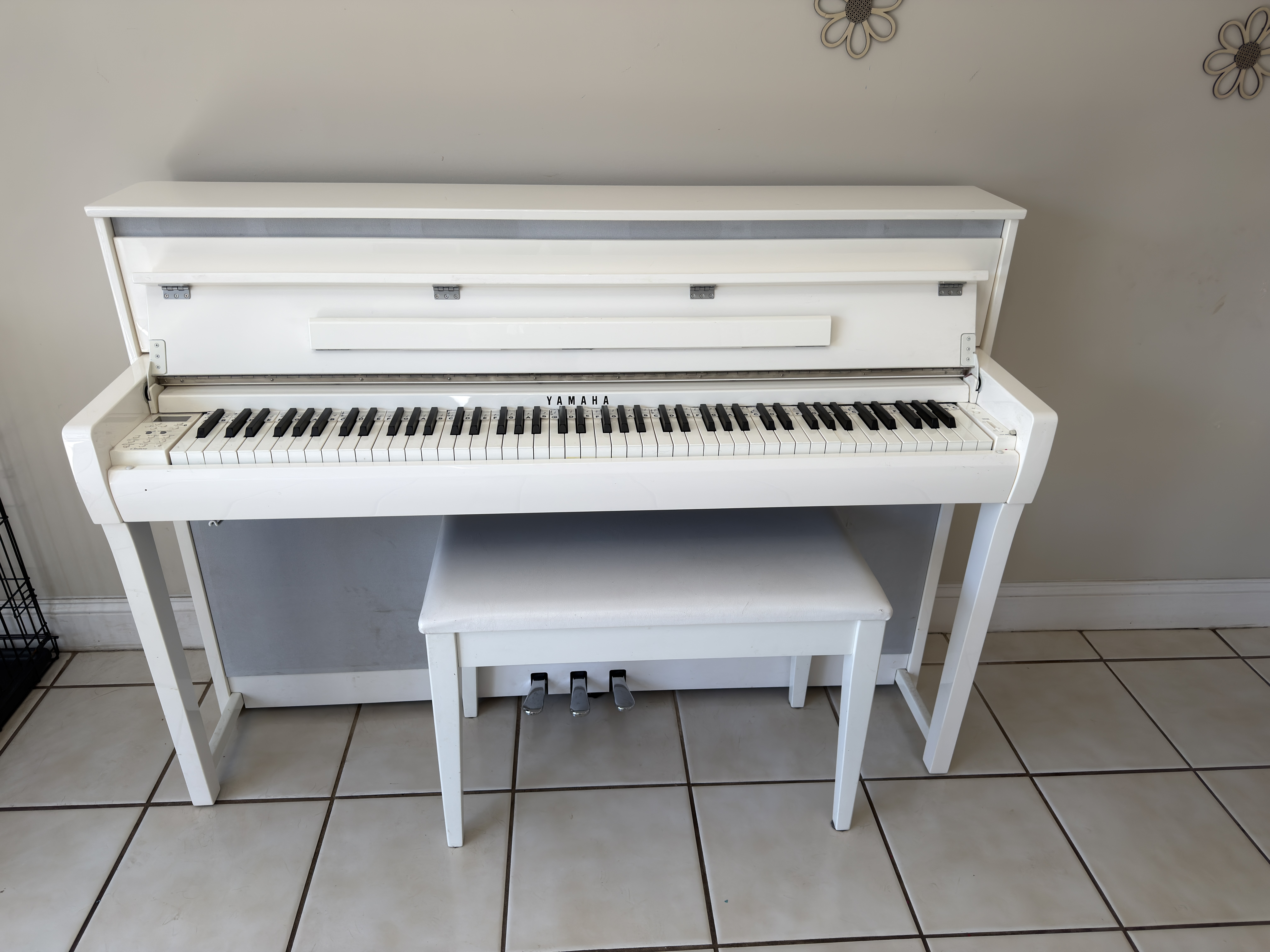 Yamaha Clavinova CLP-685PWH Digital Piano - Polished White