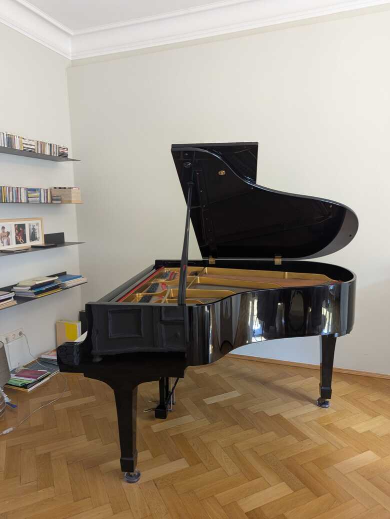Yamaha G2 Grand Piano (173 cm), first owner, rarely played 