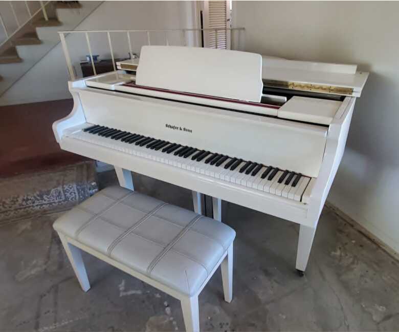 Beautiful Baby Grand in excellent conidiation 