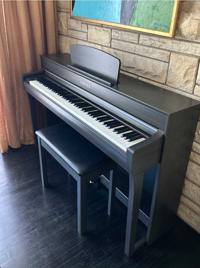 Yamaha Clavinova CLP735 Digital Piano Dark Walnut, excellent