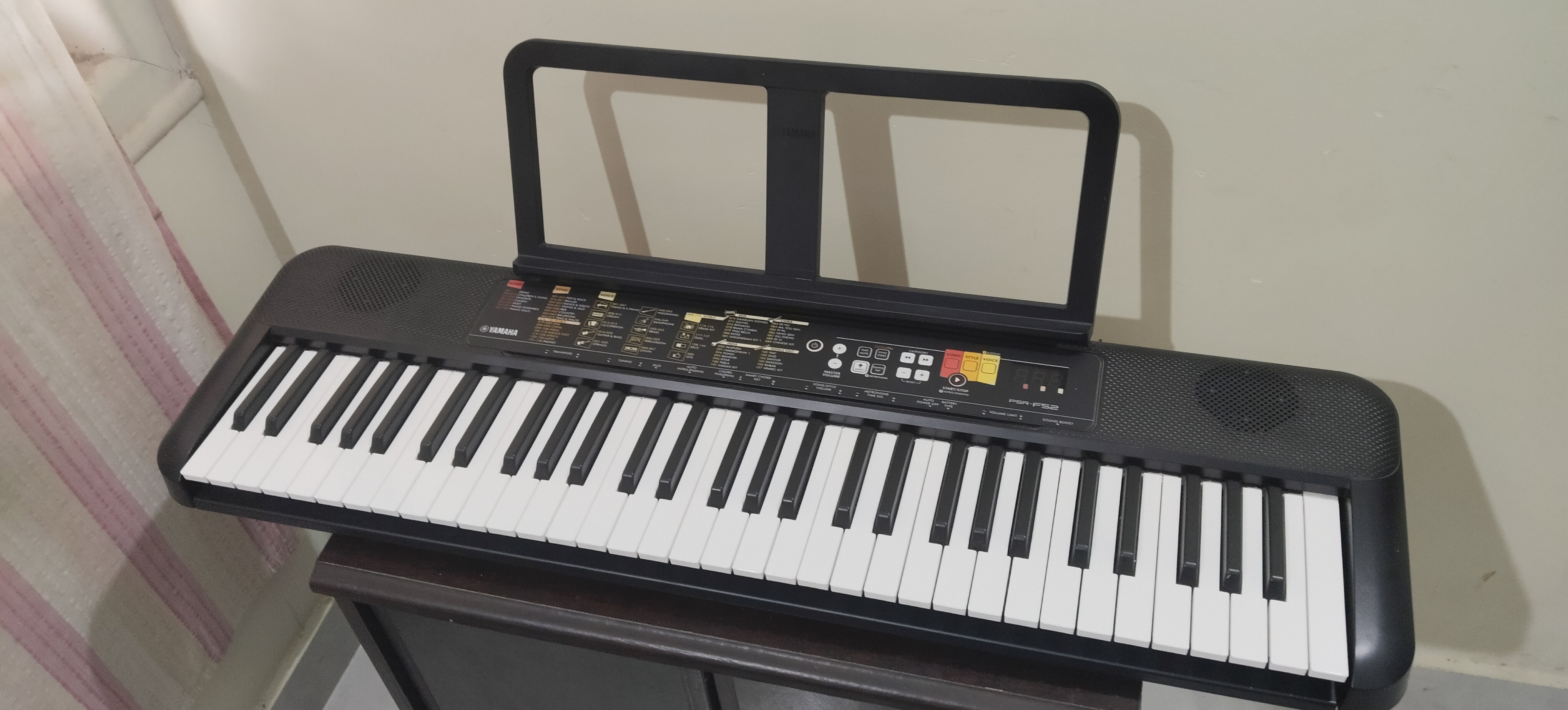 Yamaha PSR F52 full 61 keys keyboard .best for beginners 