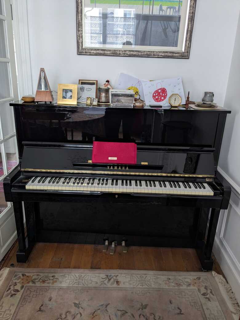 Yamaha U1 Piano Droit Noir Vernis – Très Peu Joué – Paris 19