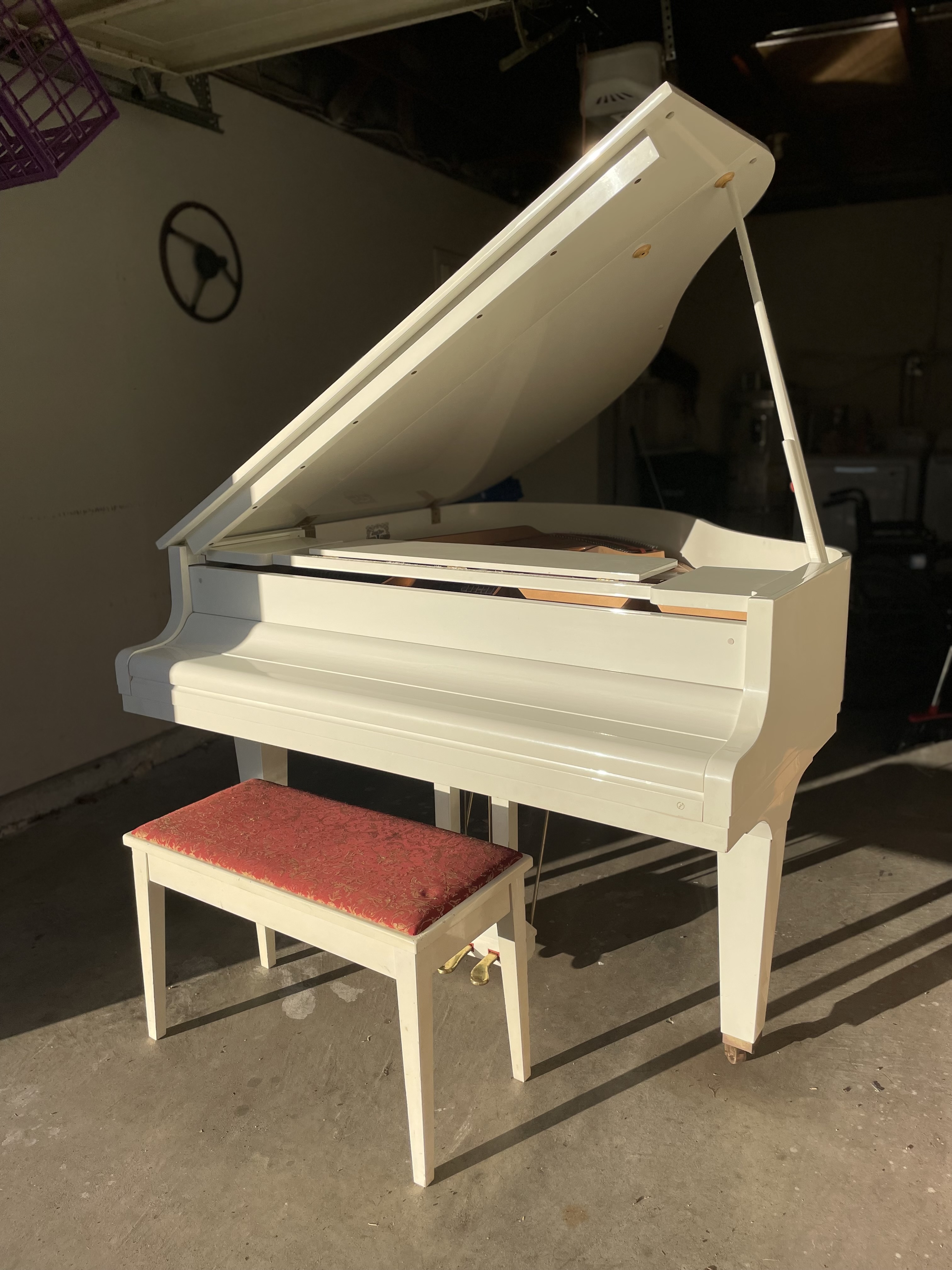 White Kawai baby grand piano GE-1