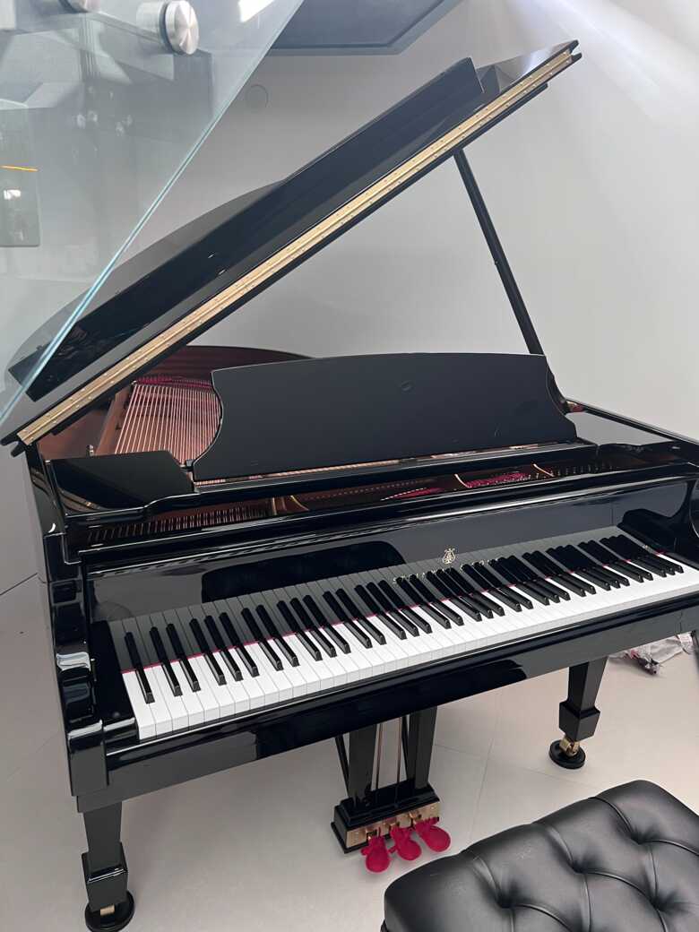 Steinway Model M Spirio | r Grand Piano (5’7”) – Polished Eb