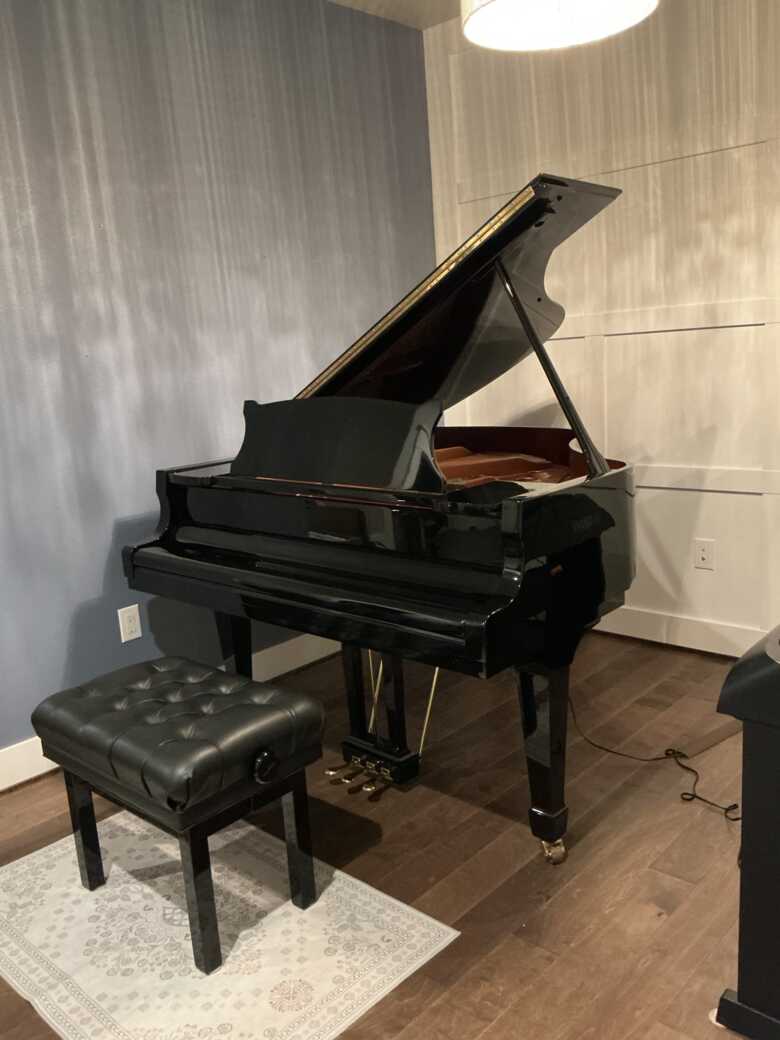 May Berlin by Schimmel Model 162 and bench