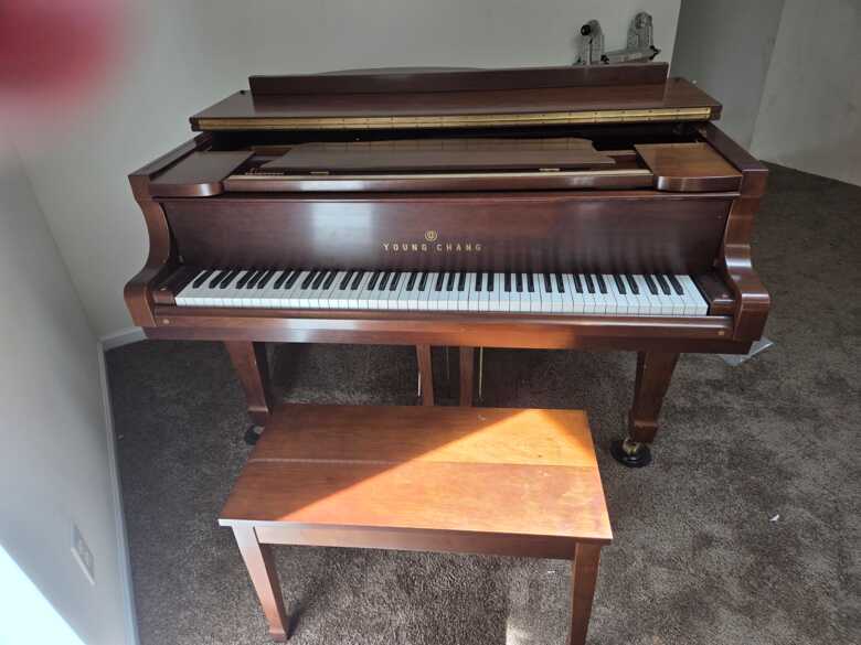 Young Chang G-150 baby grand with bench great condition