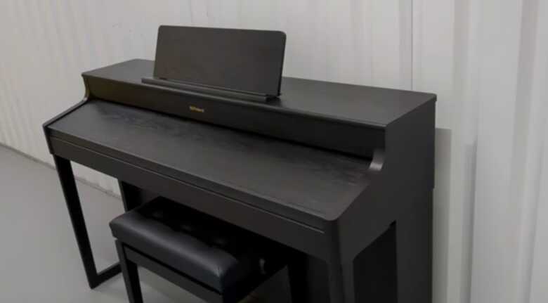 Roland HP702, neatly home used for sale at a give AWAY PRICE