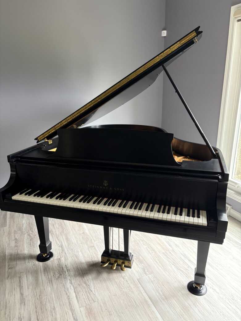 1981 Steinway Model M – Ebony – Well Maintained – Excellent 