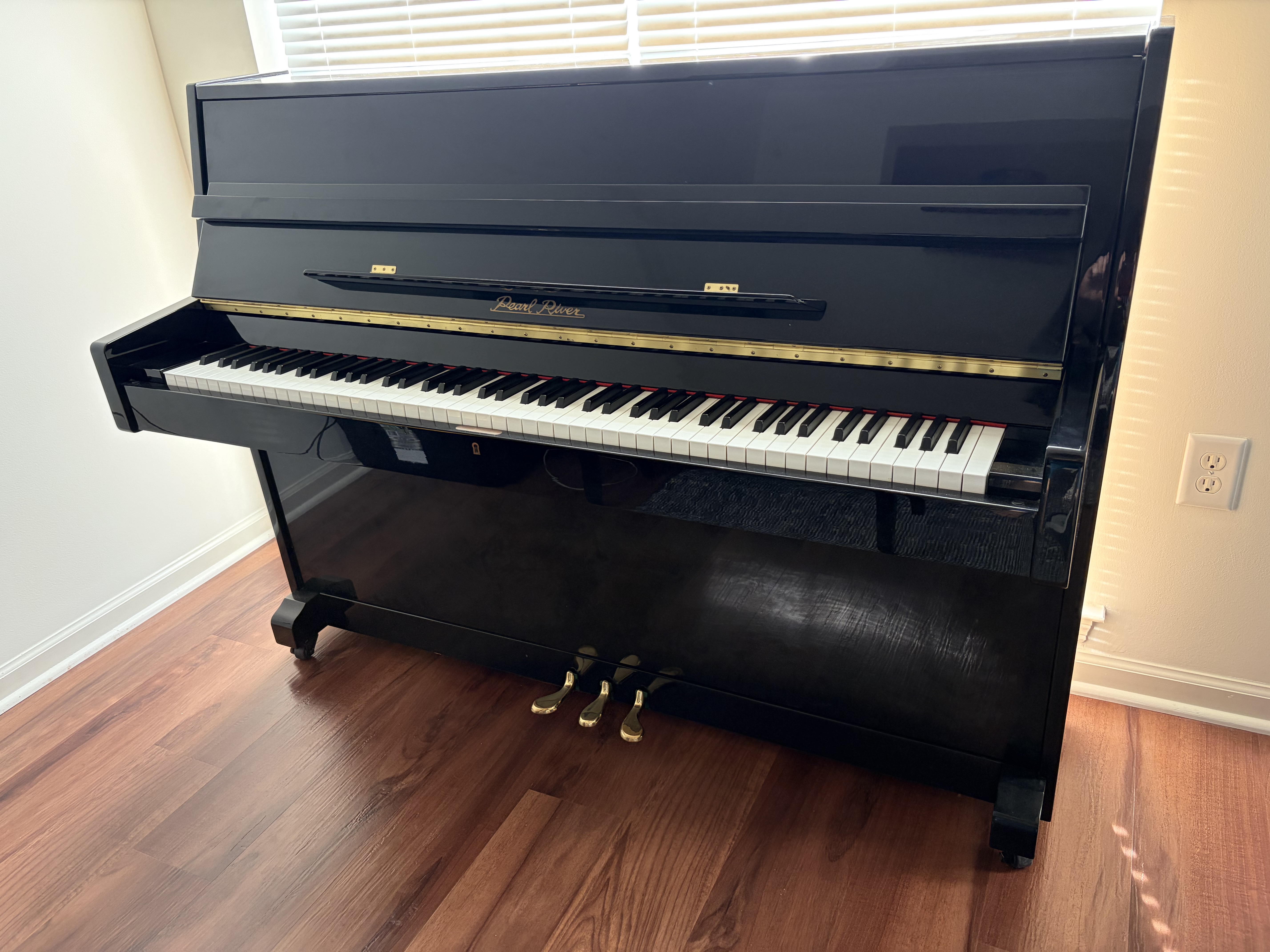 2006 Pearl River UP108D3 Studio Upright