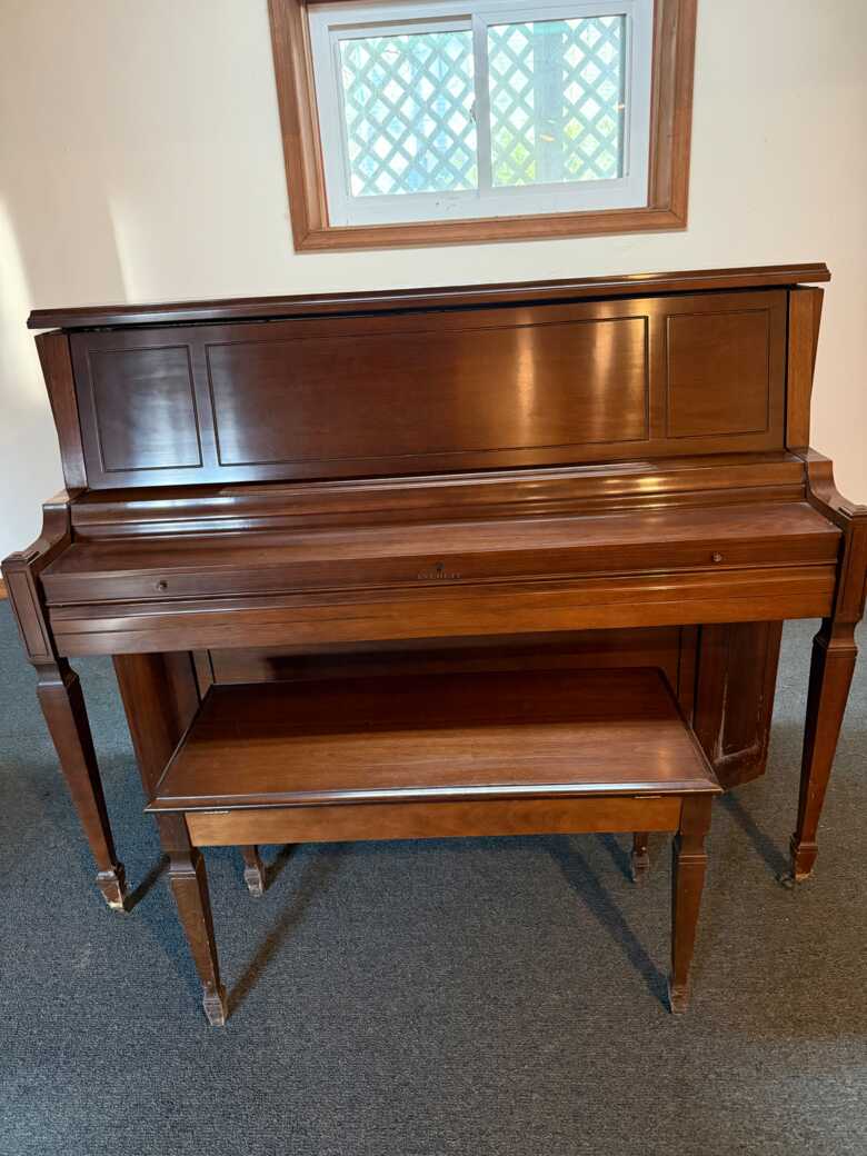 Everett Piano Upright