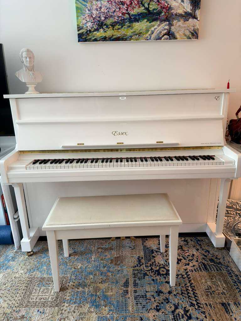 White Essex Upright  EUP 116E - Excellent Condition