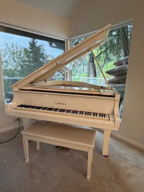 Pre-owned White Yamaha Baby Grand Piano
