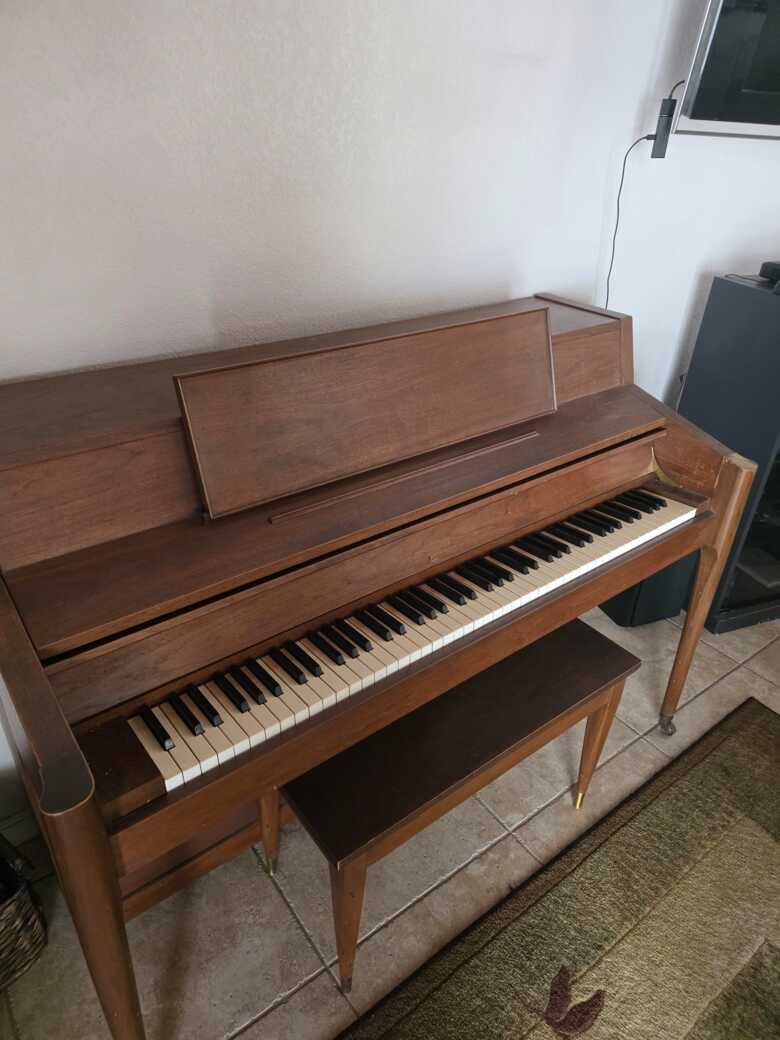 Conn Upright w/bench