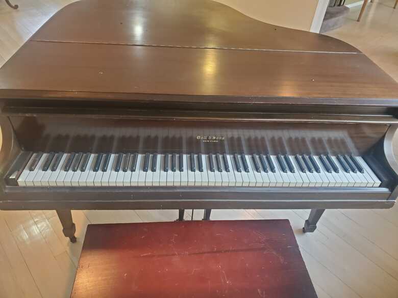 Baby Grand Piano, 88 keys, 3 footpads for Sale!