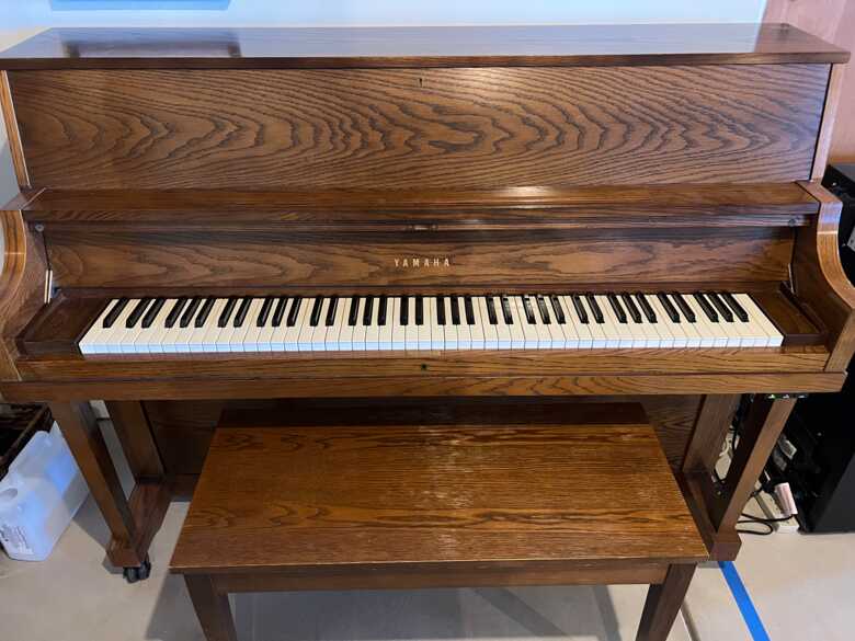 Yamaha P202 Upright Piano w/bench