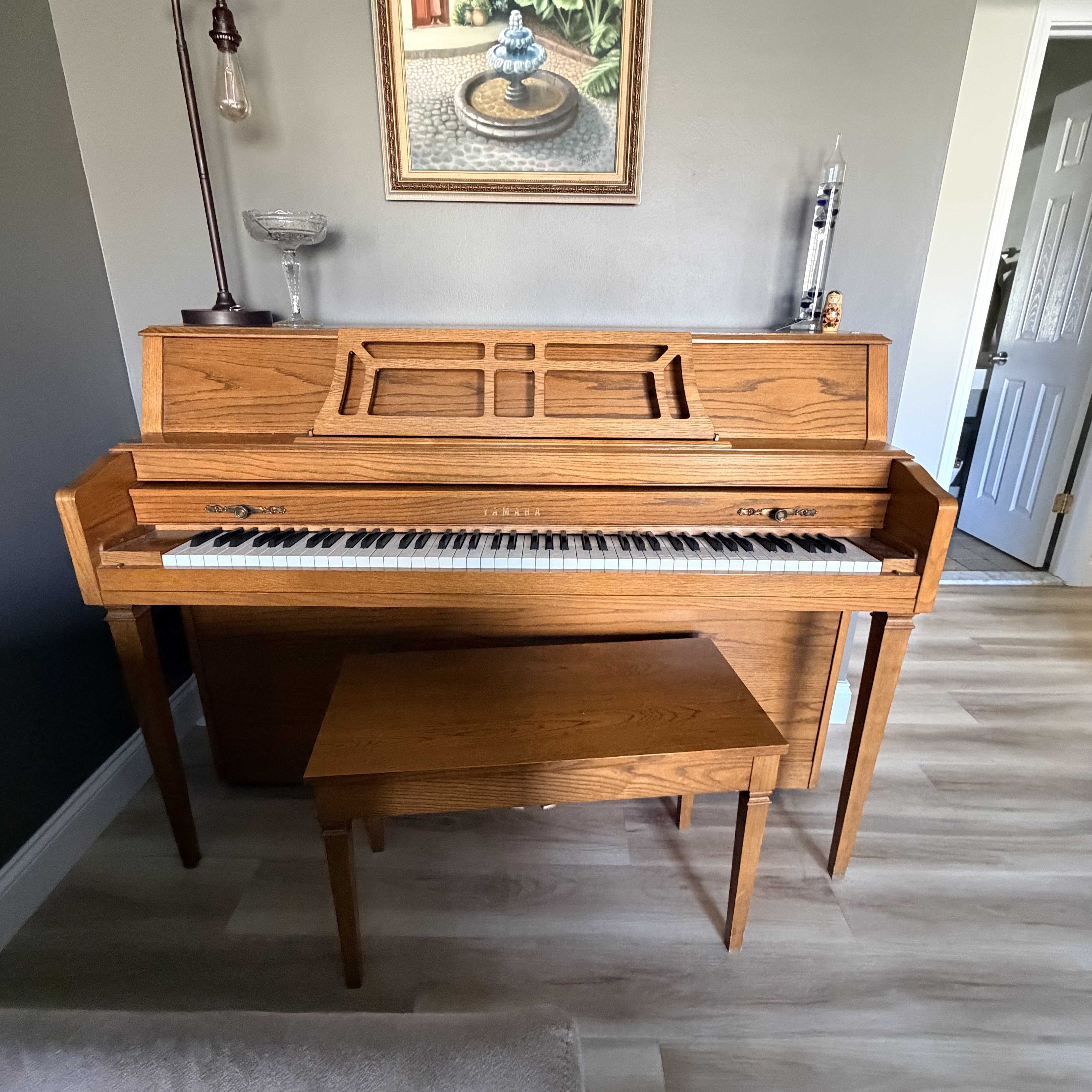 Yamaha M302 Console Upright Piano – Oak – Excellent Conditio
