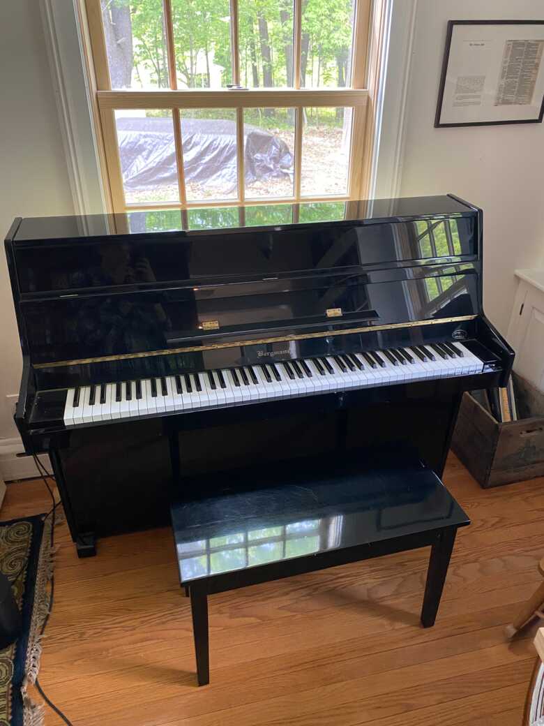 Bergmann Upright Piano E-109 – Polished Ebony – w/bench
