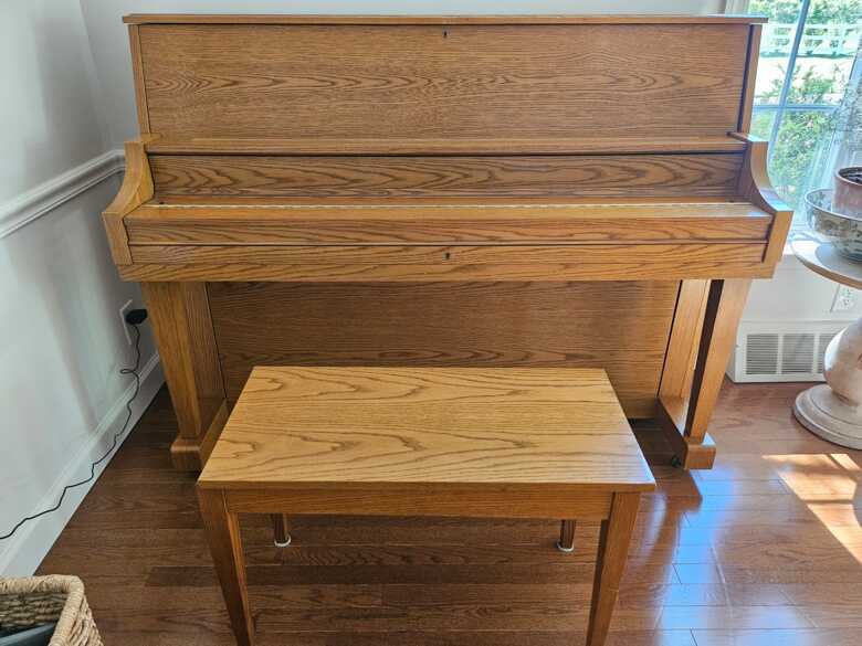 Boston UP‑118S Upright Piano – 2006 – Satin Oak – Excellent