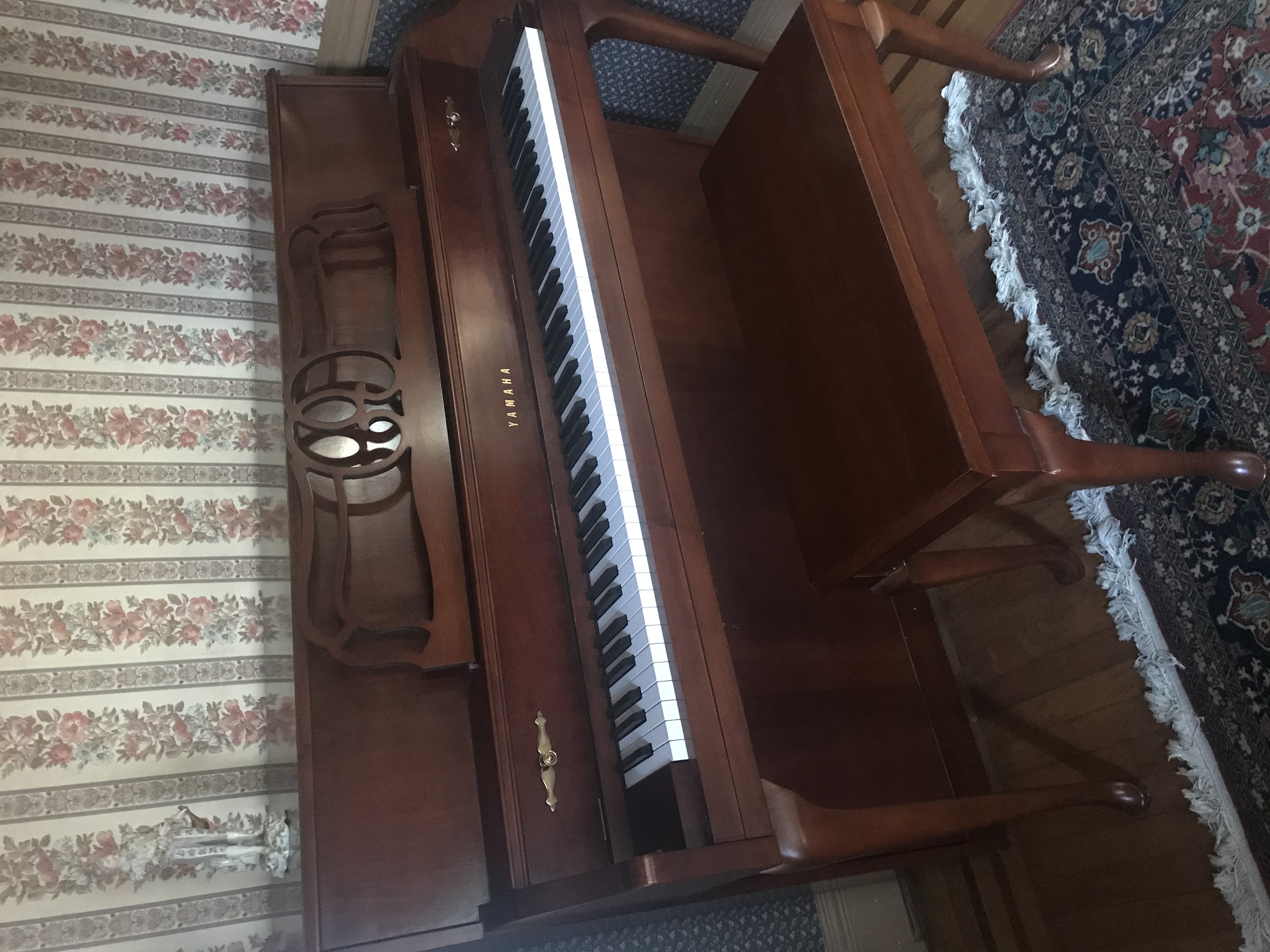 Yamaha M500 upright satin cherry with seat