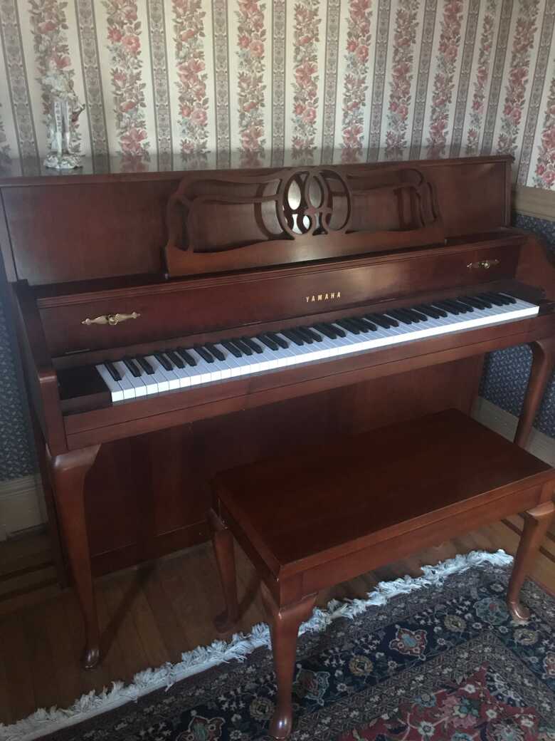 Yamaha M500 upright satin cherry with seat