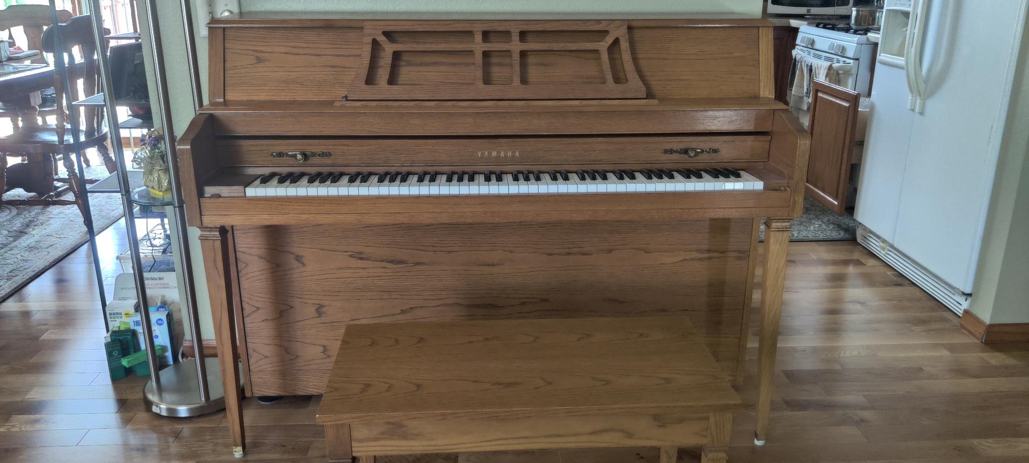 Excellent condition Yamaha Upright Piano in Oak