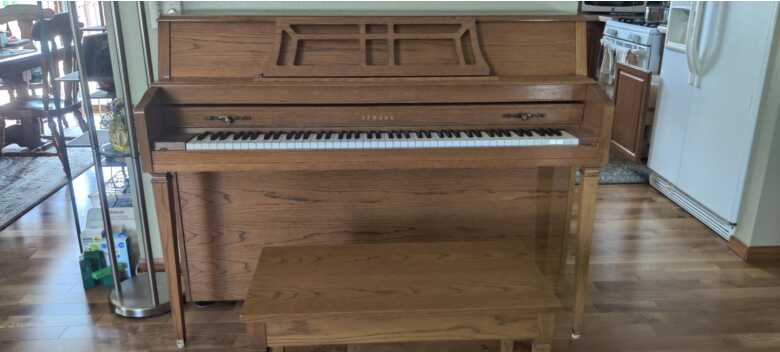 Excellent condition Yamaha Upright Piano in Oak