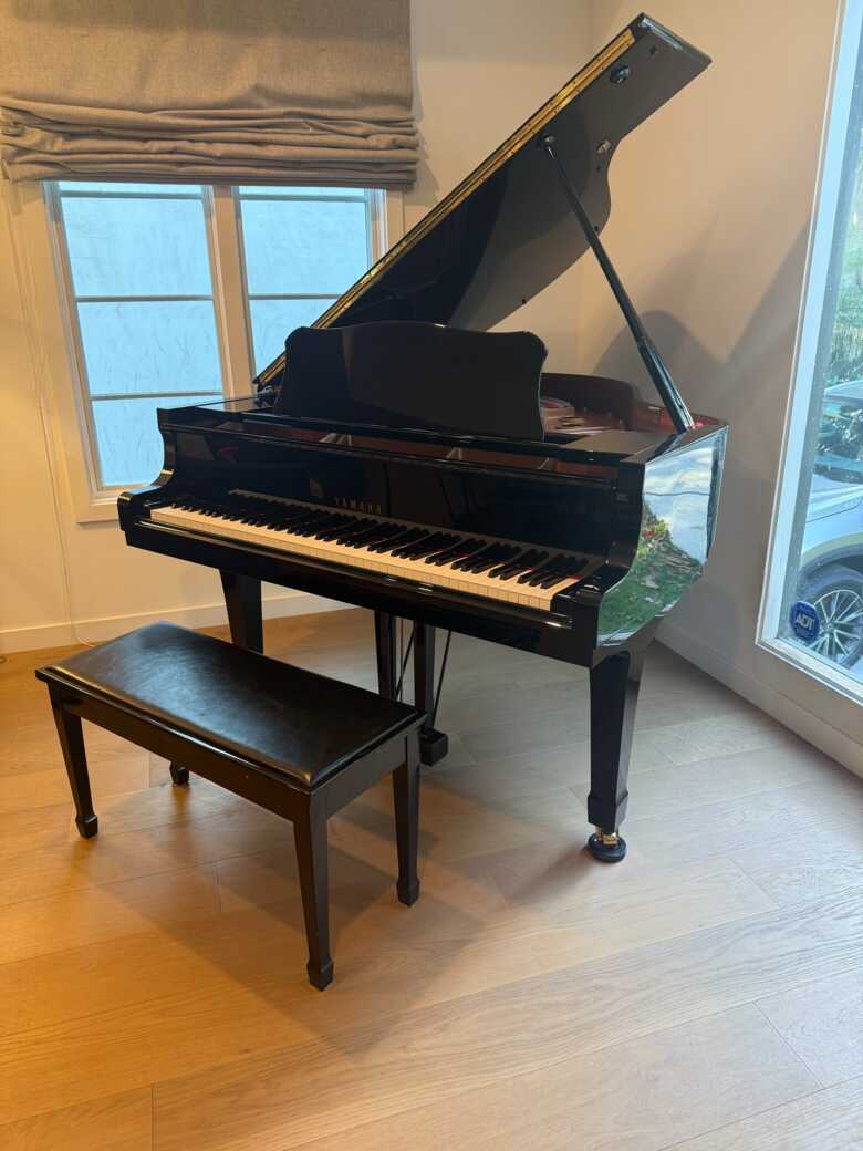     2006 Yamaha C1 Grand Piano – Ebony Polish – Excellent Co