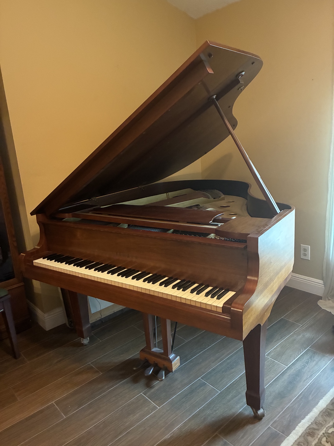 Yamaha G2 Baby Grand Piano – Walnut Finish – Excellent Condi
