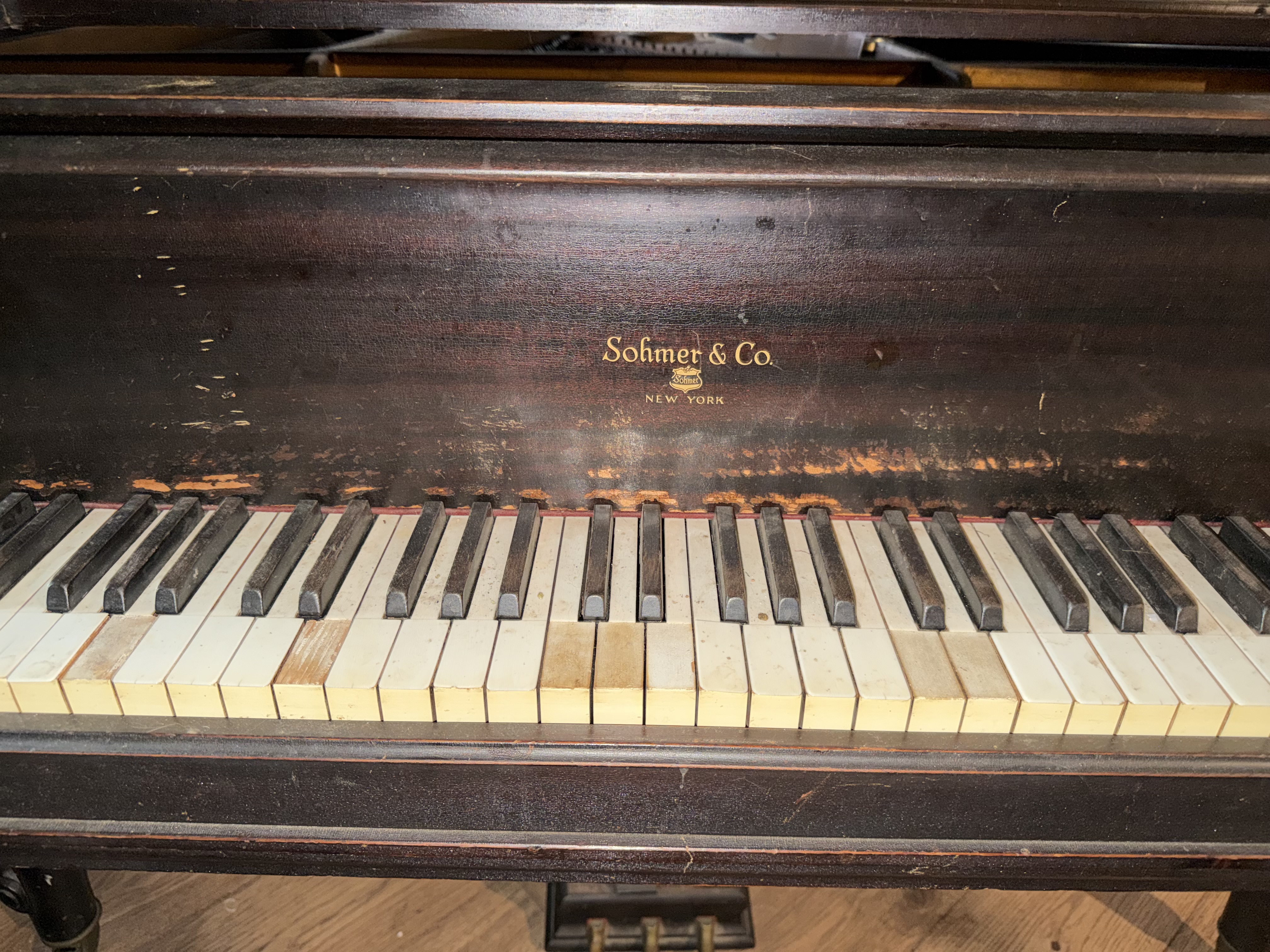 Baby grand piano Cupid model